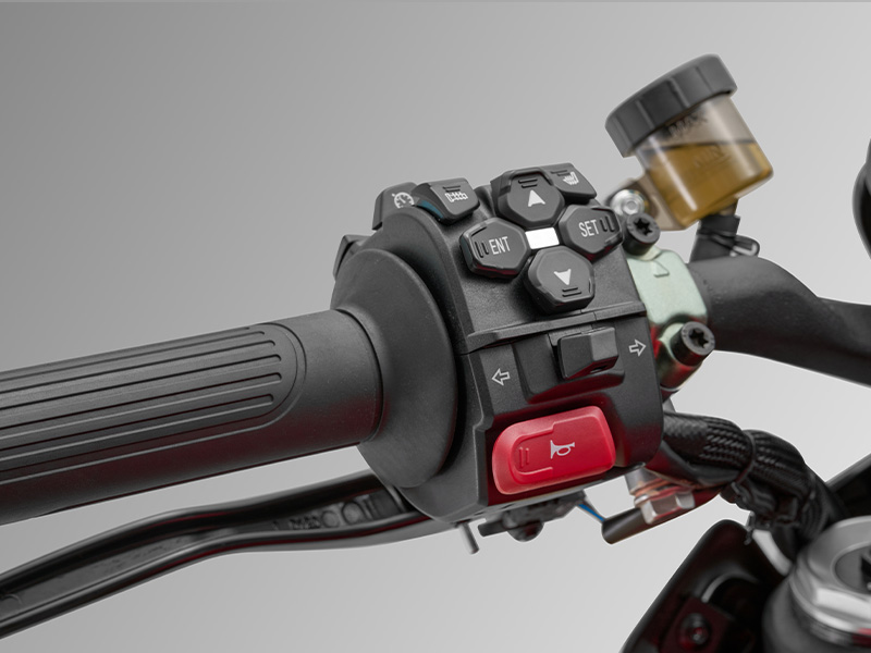 QJMOTOR SRK 921 motocykl naked przełączniki