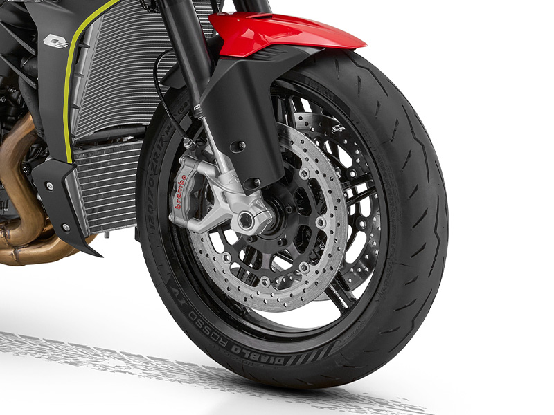 QJMOTOR SRK 921 motocykl naked koła aluminiowe z oponami pirelli