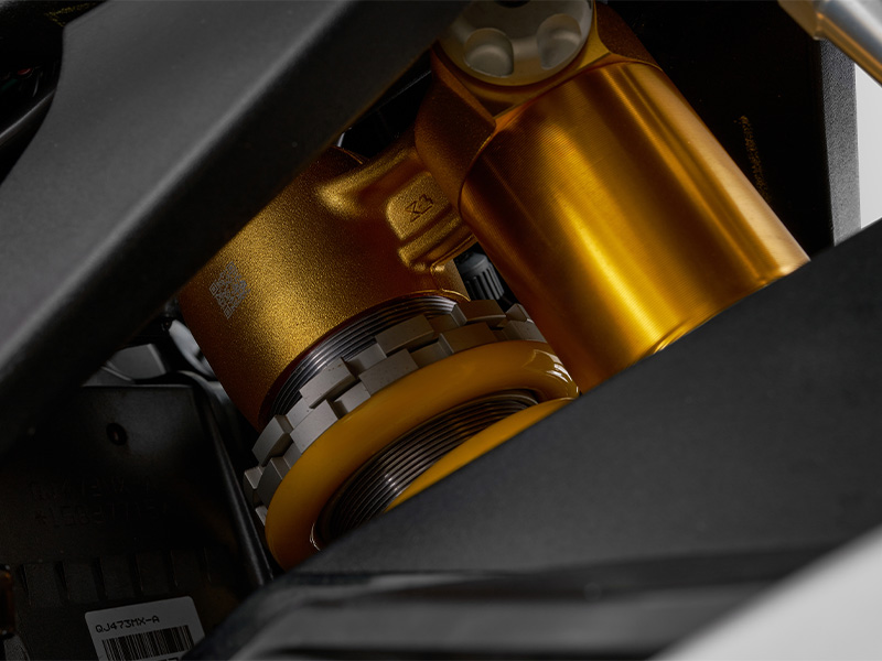 QJMOTOR SRK 921 motocykl naked zawieszenie tylne